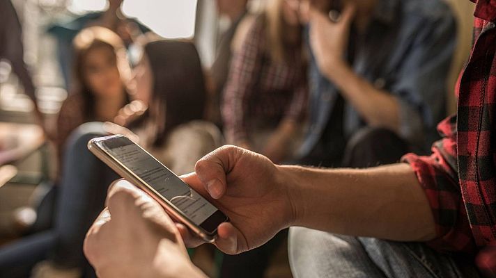 Los peligros de los asistentes de IA en WhatsApp - A golpe de bit | Escuchar