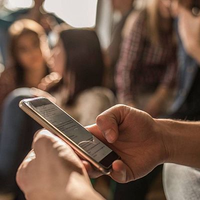 Los peligros de los asistentes de IA en WhatsApp - A golpe de bit | Escuchar