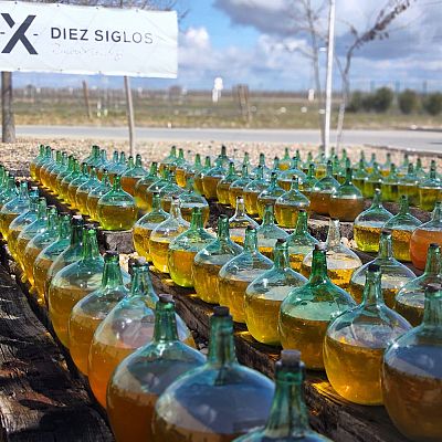 El vino que envejece al sol en damajuanas: arte y tradición - En clave Turismo | Escuchar