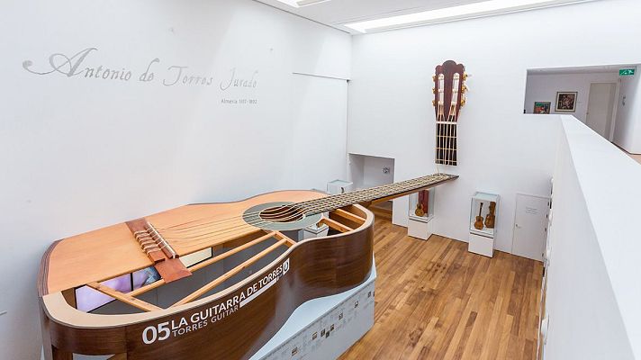 Viaje a los orígenes de la guitarra española - Marca España | Escuchar