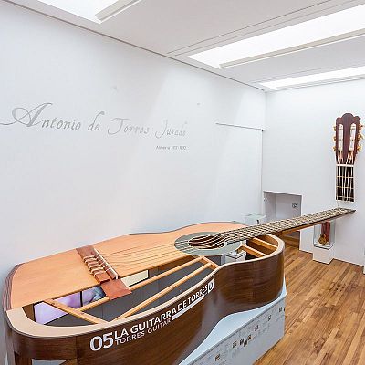 Viaje a los orígenes de la guitarra española - Marca España | Escuchar