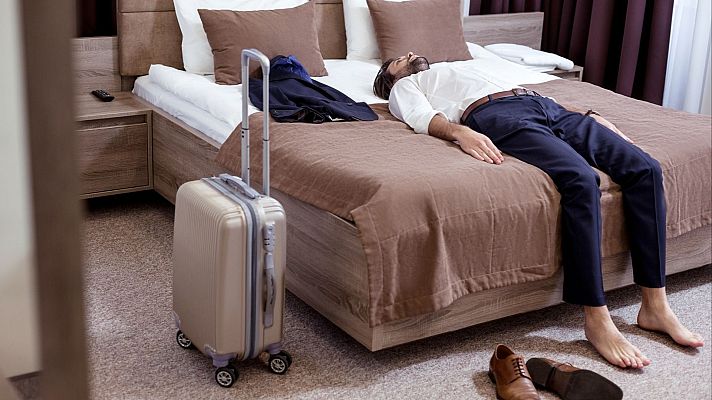 Cuídate con Radio 5 - Sueño y jet lag: claves para cuidar tu reloj biológico - 22/07/26 - Cuídate con Radio 5 | Escuchar