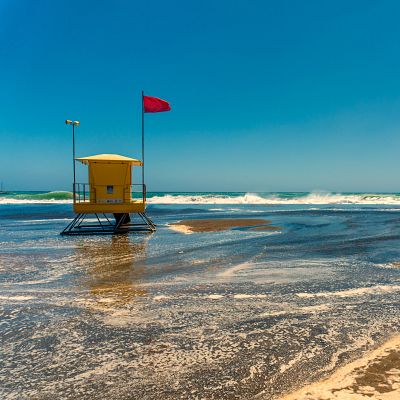 ¿Te pueden multar por bañarte con bandera roja? - El despertador de RNE | Escuchar