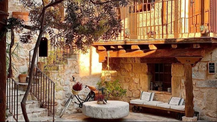 Agua, pinos y piedra en una casa con encanto en la Alcarria - En clave Turismo | Escuchar