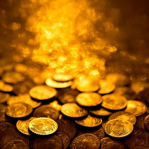 Economía de bolsillo - Monedas doradas con grabados de águila, apiladas y esparcidas, evocan riqueza y valor con su brillo intenso y sombras cálidas.