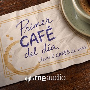 Llevas dos cafés de más - Servilleta de papel sobre una mesa de madera con el texto escrito a mano "Primer CAFÉ del día." y "Llevas 2 CAFÉS de más", junto a una mancha de café.