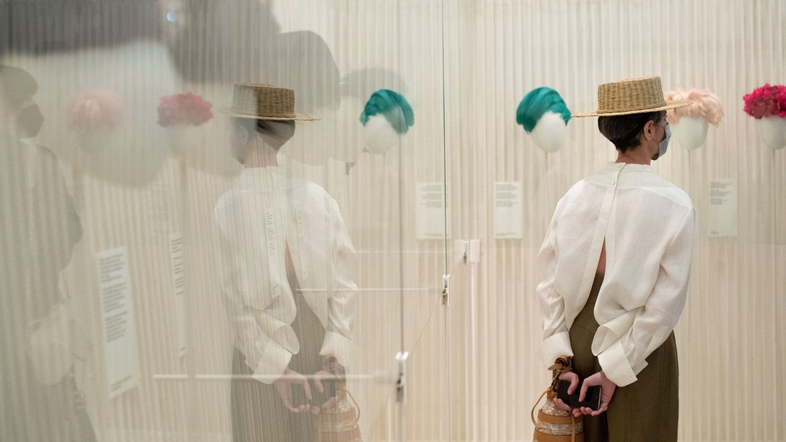  El Canto del Grillo - Descubriendo el Universo Balenciaga - Escuchar ahora