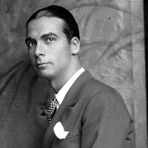 Fin de siglo - Fin de siglo - Cristóbal Balenciaga - Escuchar ahora