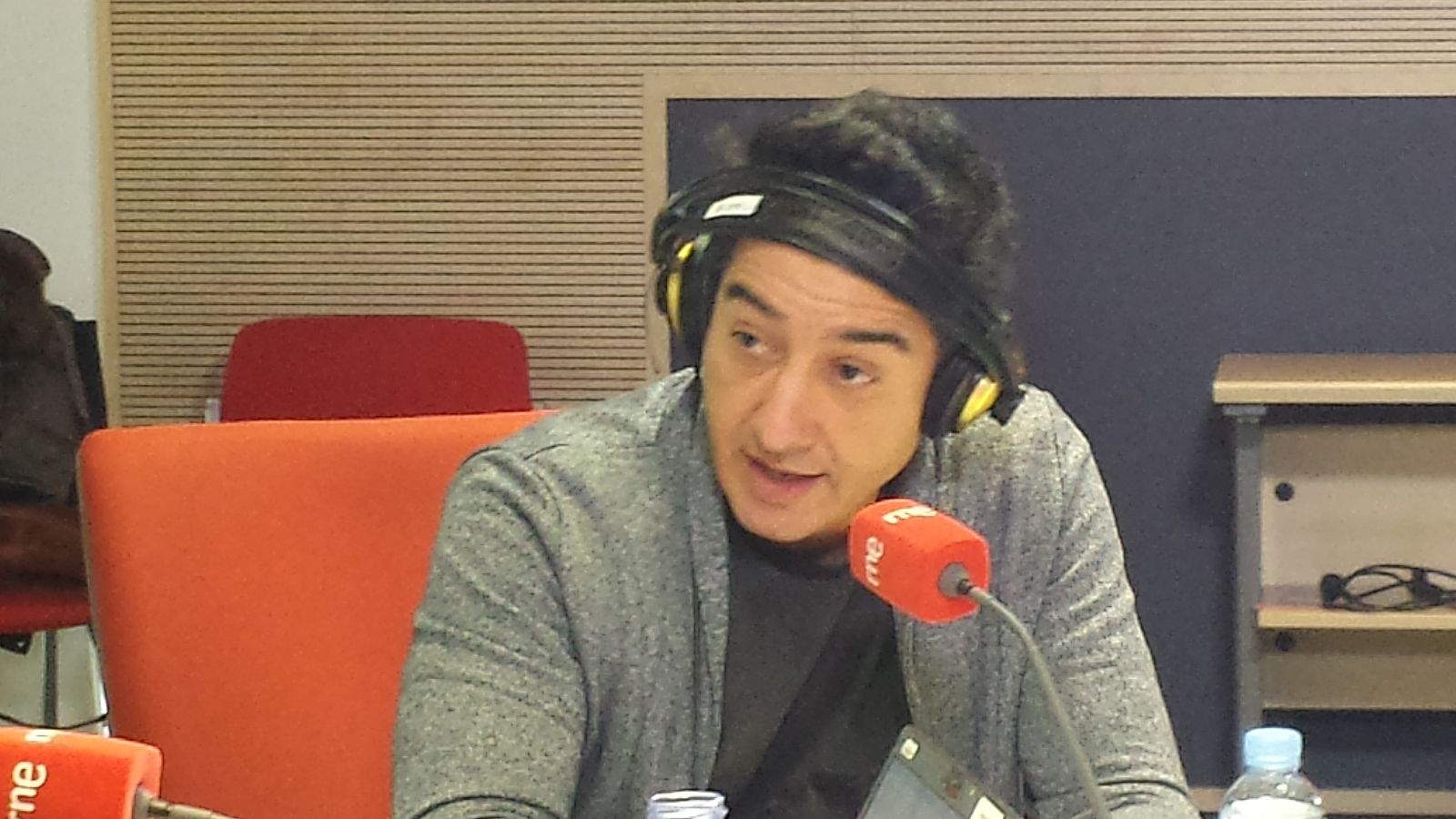 Las mañanas de RNE - Juan Valderrama versiona boleros desconocidos en su nuevo disco - Escuchar ahora