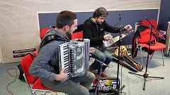 Las mañanas de RNE - Fetén Fetén toca en directo con un serrucho