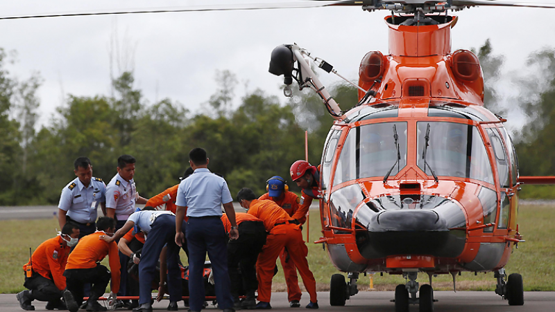 Boletines RNE - Vuelo de AirAsia: Suspendidos temporalmente los servicios de rescate
