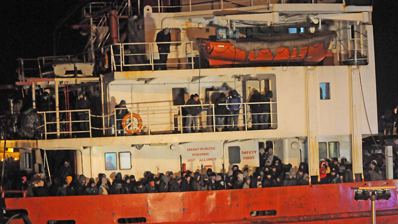 Boletines RNE - Hallan un nuevo barco a la deriva con 450 inmigrantes cerca de Italia - Escuchar ahora