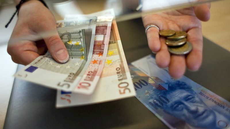 Entre paréntesis - El Banco Central Suizo retira cambio mínimo frente al euro - Escuchar ahora