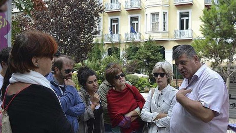 En la calle, alguien - Rutas Invisibles. Recorriendo la Atenas de las personas sin hogar - Escuchar ahora