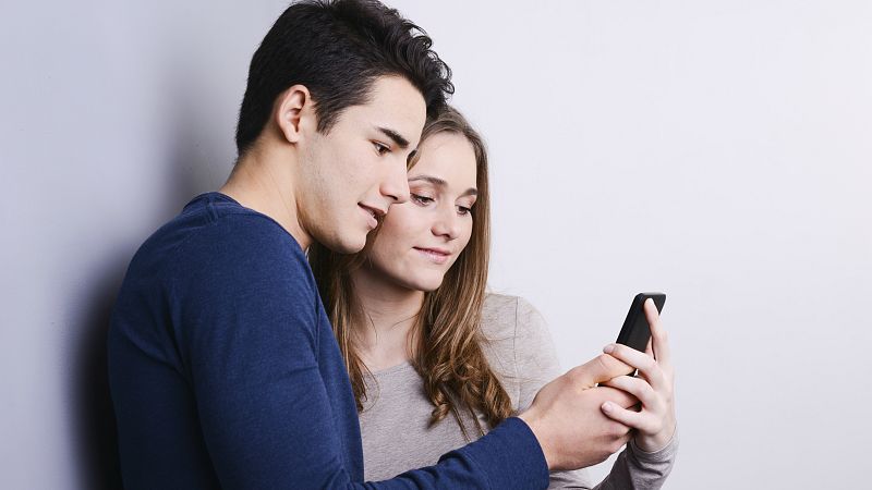 Entre paréntesis - Un tercio de los jóvenes considera aceptable controlar a su pareja - Escuchar ahora