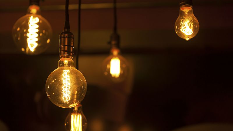 Entre paréntesis - La luz ha subido un 18% según Facua, un 3% según Industria - Esuchar ahora