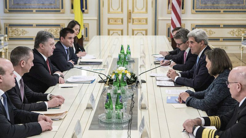 Entre paréntesis - Esfuerzos diplomáticos para evitar la guerra en Ucrania - Escuchar ahora