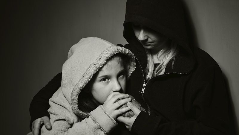 Entre paréntesis - Aumenta la pobreza en España - Escuchar ahora