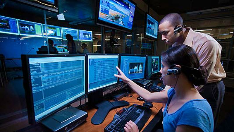 Entre paréntesis - Ciberguerras -  Escuchar ahora