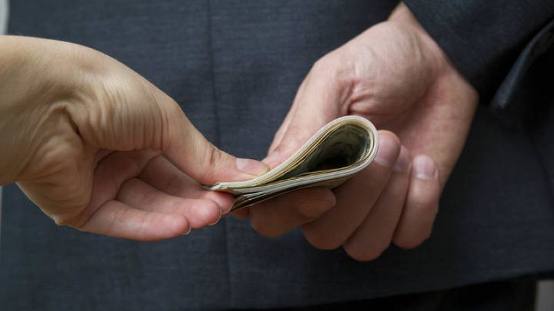 Entre paréntesis - Rechazar un soborno genera más estrés que aceptarlo - Escuchar ahora