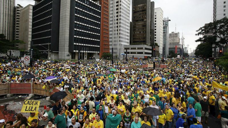 Entre paréntesis - Brasil sale a la calle para pedir la dimisión de Dilma Rousseff - Escuchar ahora
