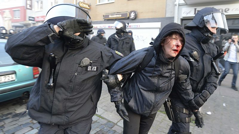  Boletines RNE - Enfrentamientos entre manifestantes y policía en Fráncfort - 18/03/15 - Escuchar ahora 