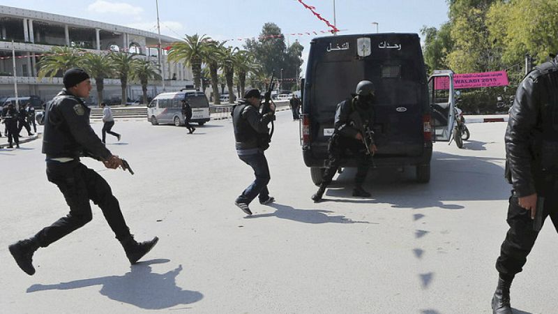 Boletines RNE - Las fuerzas de seguridad tunecinas liberan a los rehenes del Museo del Bardo - Escuchar ahora