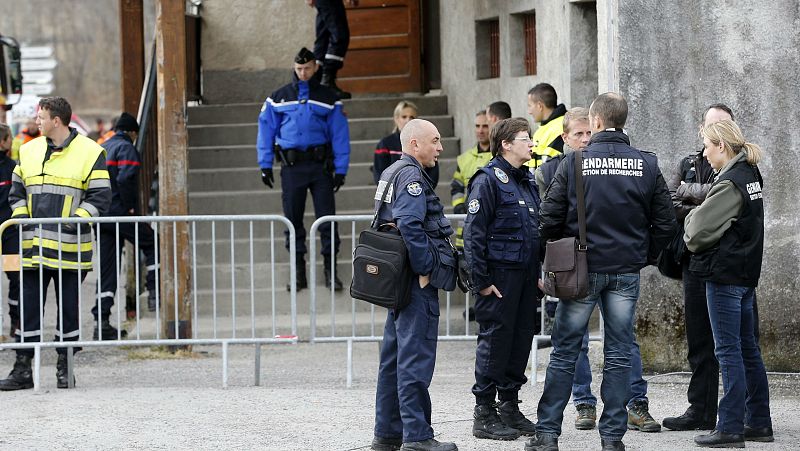  Boletines RNE - Se complican las labores de rescate de las víctimas del avión de Germanwings - 25/03/15 - Escuchar ahora 