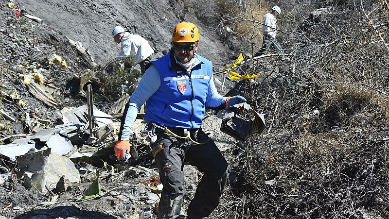  Boletines RNE - En los Alpes los equipos de rescate intentan abrir camino - 30/03/15 - Escuchar ahora 