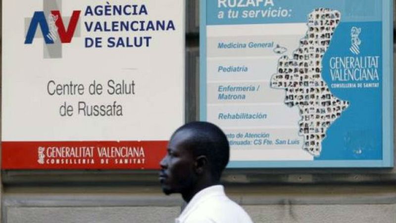  Boletines RNE - Los inmigrantes simpapeles tendrán derecho a la atención primaria - 31/03/15 - Escuchar ahora 