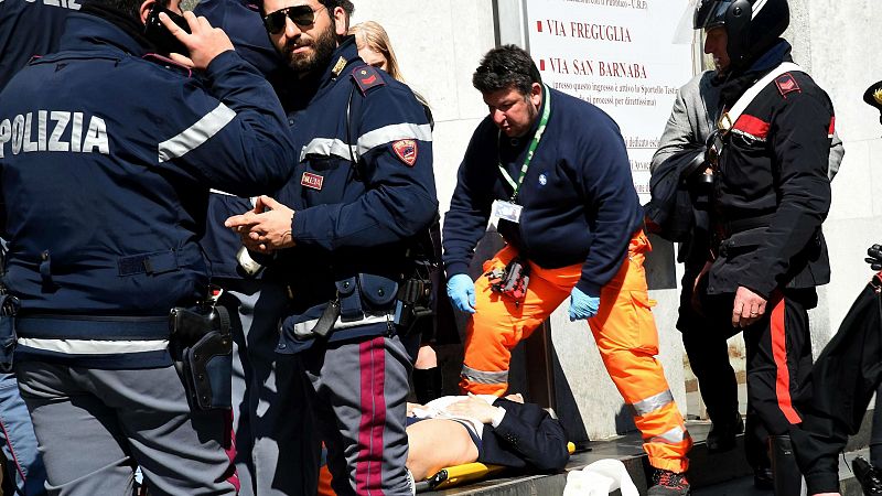  Boletines RNE - Tres muertos en el Palacio de Justicia de Milán - 09/04/15 - Escuchar ahora 