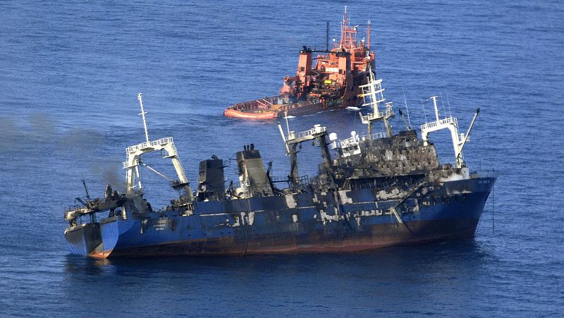  Boletines RNE - Se hunde el barco ruso incendiado en Canarias - 15/04/15 - Escuchar ahora 