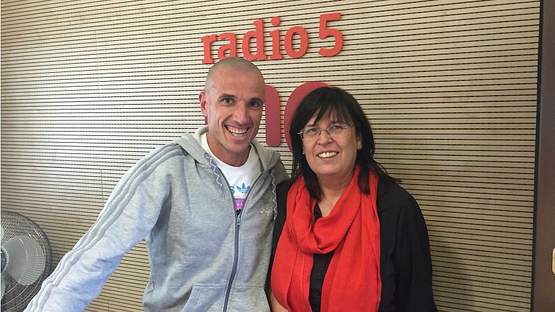 Entre paréntesis - Chema Martínez regresa de correr la Maraton des Sables 2015 - Escuchar ahora