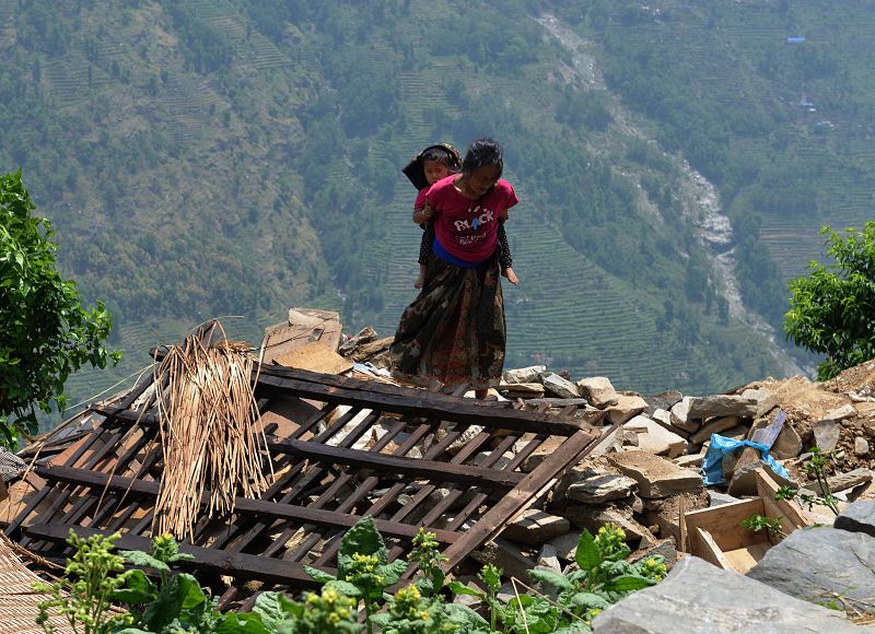 Boletines RNE - Nuevo terremoto en Nepal. Los 152 españoles están bien - Escuchar bien