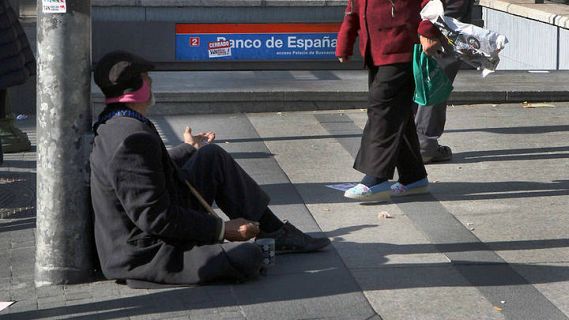 En la calle, alguien