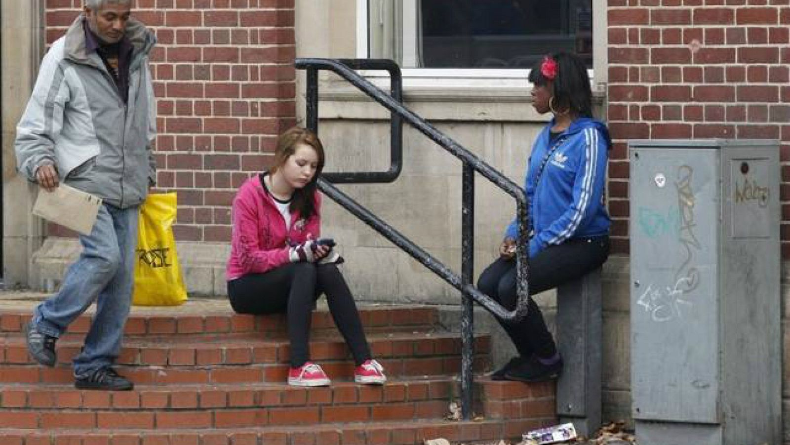 Entre paréntesis - Cinco millones más de jóvenes ni estudian ni trabajan - Escuchar ahora