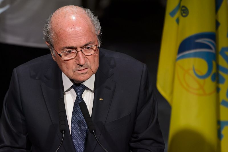 Las mañanas de RNE - Joseph Blatter no dimite a pesar del escándalo FIFA - Escuchar ahora