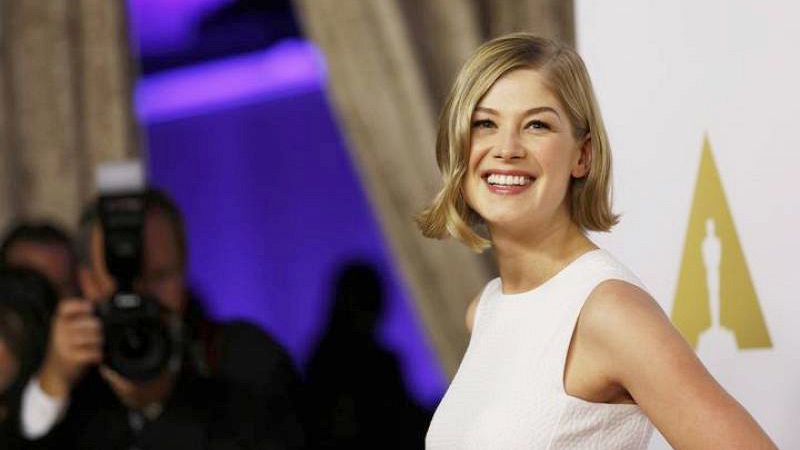 De película - Rosamund Pike nos habla de 'Nuesto último verano en Escocia' - Escuchar ahora