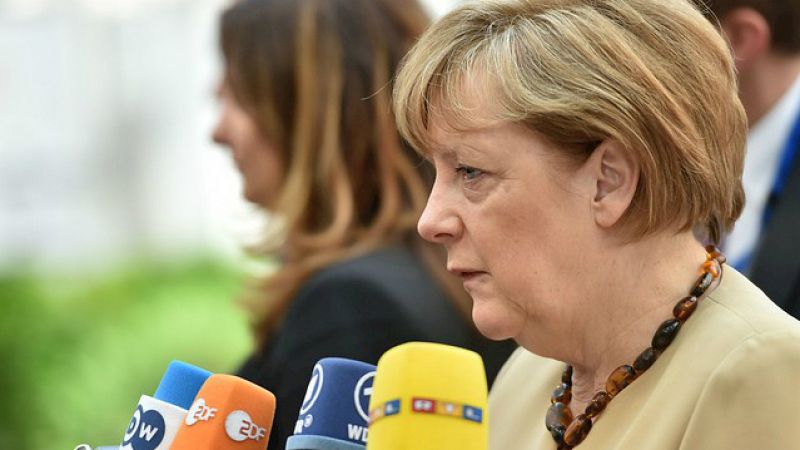 Boletines RNE - Angela Merkel insunúa que la solución para Grecia está cerca - Escuchar ahora