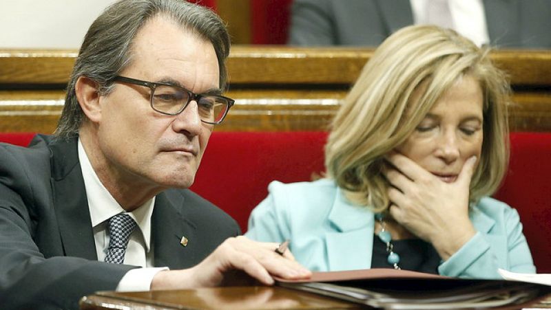 Boletines RNE - El futuro de los grupos parlamentarios de CiU, en el aire - Escuchar ahora