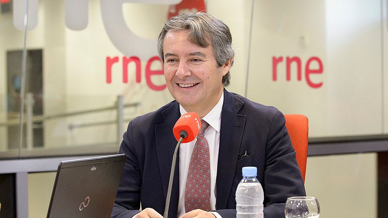 Radio 5 Actualidad - Moreno insiste en que se devolverá la atención sanitaria a los inmigrantes, pero sin tarjeta - Escuchar ahora