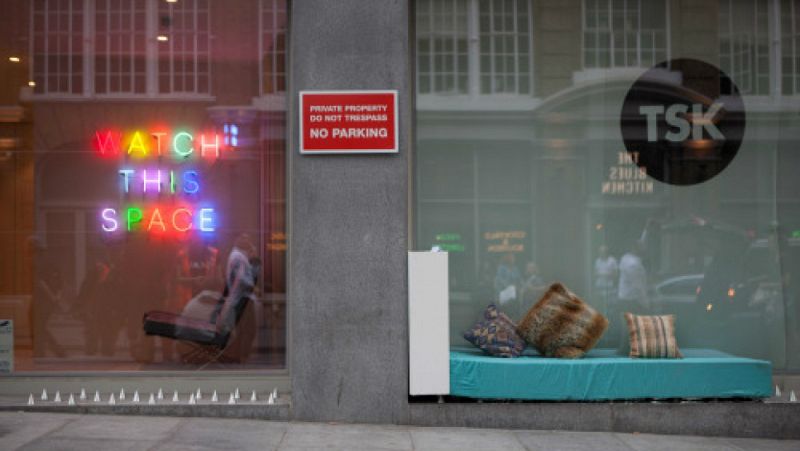 En la calle alguien - Spaces Not Spikes: colchones y libros contra pinchos anti-sintecho - Escuchar ahora