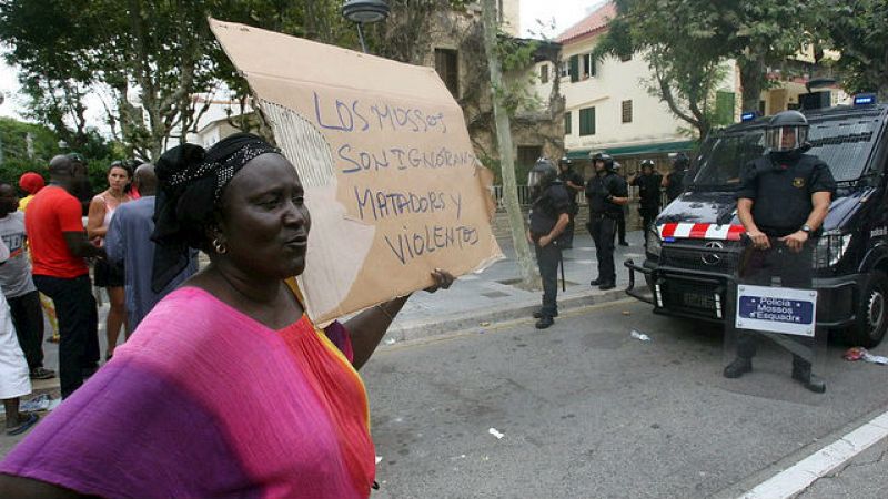  Boletines RNE -  Decenas de senegaleses se manifiestan en Salou en protesta por la muerte de un compañero - 12/08/15 - Escuchar ahora 
