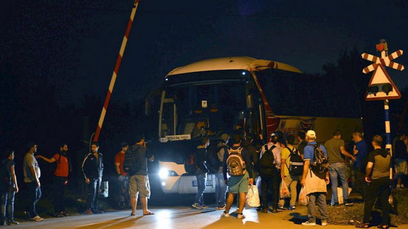  Boletines RNE - La Policía húngara carga contra los migrantes que se agolpan en su frontera  - 26/08/15 - Escuchar ahora 