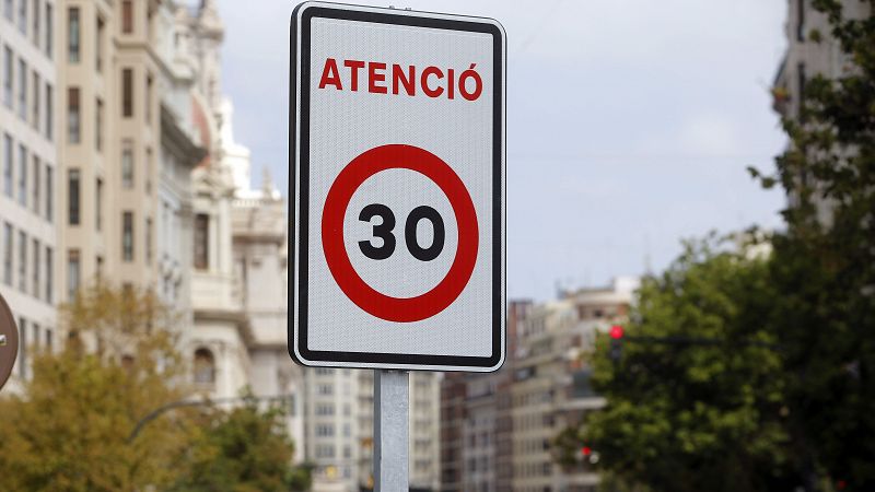 Entre paréntesis - Valencia limita a 30 km/h la velocidad en su centro - Escuchar ahora