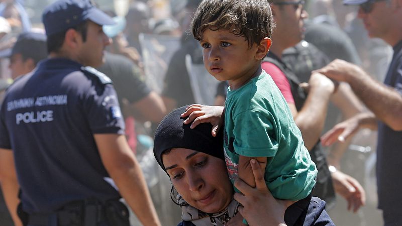 Entre paréntesis - Madrid y Barcelona crearán un registro de familias para acoger a refugiados - Escuchar ahora