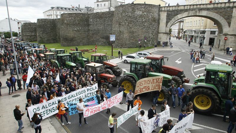 Radio 5 Actualidad - Rueda de emisoras - Los tractores siguen en las calles gallegas - Escuchar ahora