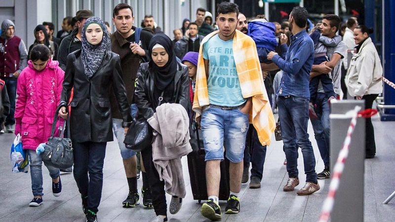 Boletines RNE - Juncker exige a los 28 estados de la UE que reubiquen a 160.000 refugiados - Escuchar ahora