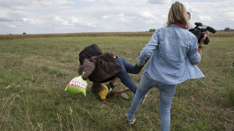 Radio 5 Actualidad - Despedida la reportera que pateó a los refugiados - Escuchar ahora