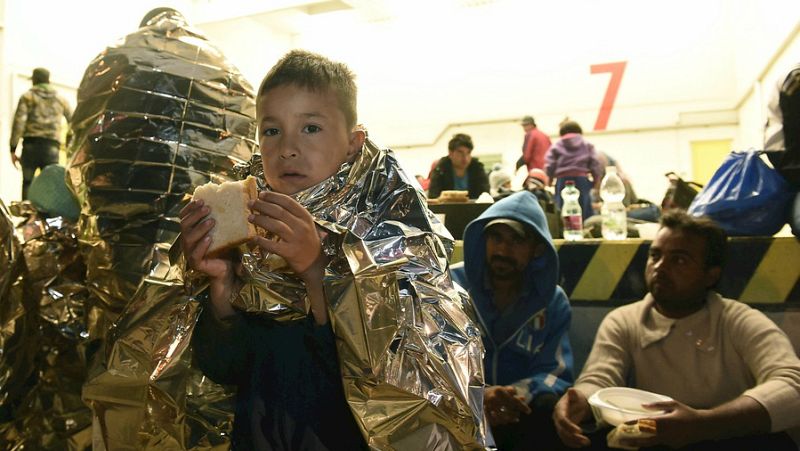 Las mañanas de RNE - Juncker apela a la conciencia para que los estados miembros acojan a 160.000 refugiados - Escuchar ahora